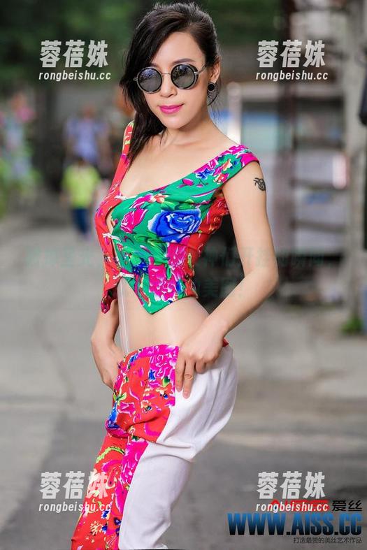 撇掉圣光，爱丝沙滩女神们开挂的瞬间，就是这样的美图！