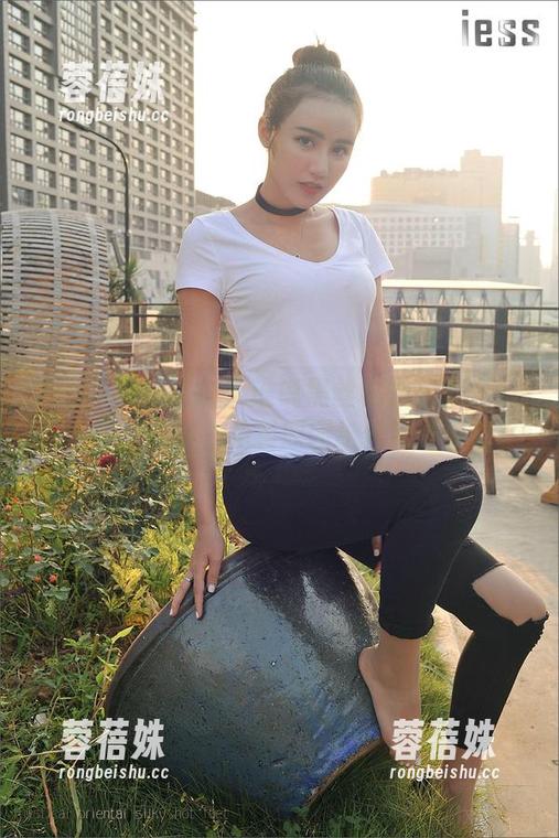 IESS异思趣向 - 谁说黑丝秘书只能是幻想？看看婉萍，免费原图给你意外惊喜！