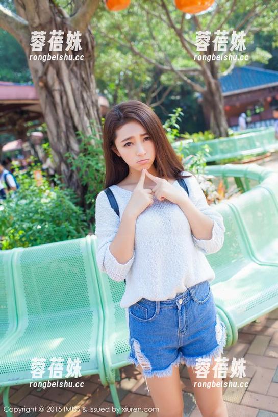 IMiss爱蜜社 - 迷失在莉娜lena学姐的写真与资源中，竟然有点小窘迫。