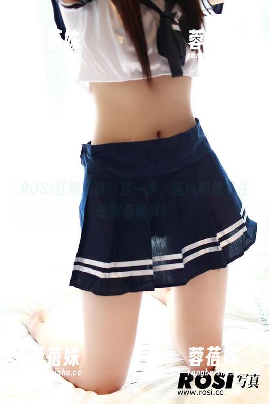 ROSI红裙写真：这一季，连风都忍不住想围着她转！