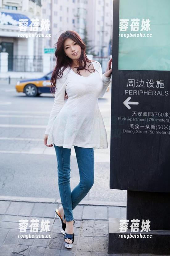 TuiGirl推女郎 - 王明明的夏日作品精选：热浪中的优雅抗议