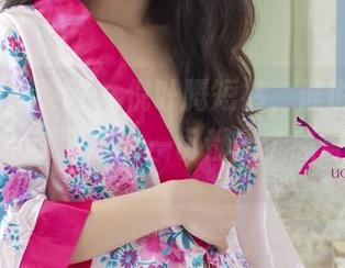 UGirls尤果网 – 倪叶腾短裤，谁说短裤只能休闲？原图里的一切都是个感官的邀请。