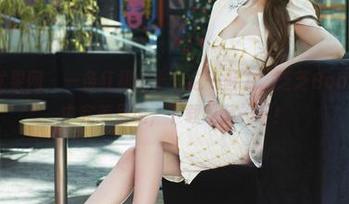 UGirls尤果网 – 一条红裙的十分之一魅力，芝芝Booty在图片中完美呈现，下载收藏一下！