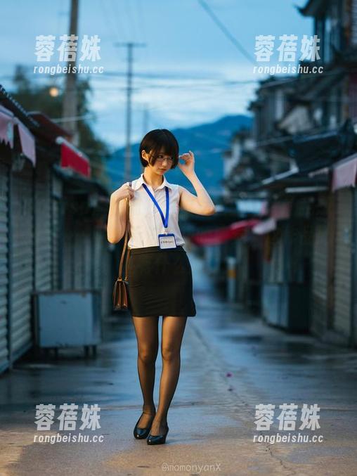 nagisa魔物喵，这位女王的图片让我想到了……呃，无法自拔的感觉，这作品到底有什么魔力？