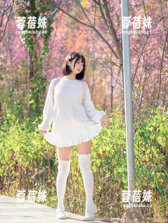 免费图集：看nagisa魔物喵如何用女巫COS打破次元壁，连笔记本都不淡定了！