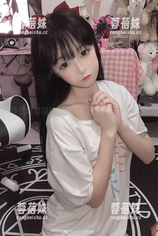 佳佳好难啊的透明女仆图包：你绝对不想错过的视觉享受