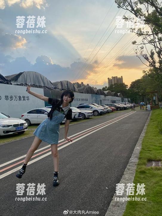 发现大肉丸Amiee的JK写真全集：那种氛围，似乎在悄悄撩拨着我。