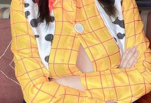 粉色护士奈汐酱Nice写真：她的壁纸能否治愈你的通勤烦恼？不妨试试看！