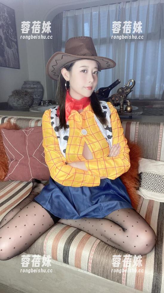 粉色护士奈汐酱Nice写真：她的壁纸能否治愈你的通勤烦恼？不妨试试看！