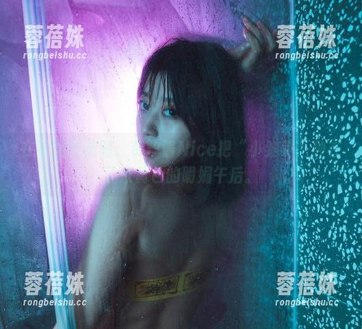 在线浏览美图：奈汐酱Nice把“小雏菊”种在了米黄色的明媚午后。
