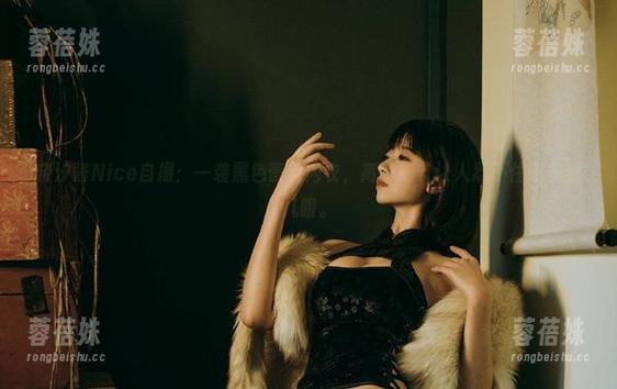 奈汐酱Nice自撮：一袭黑色蕾丝内衣，高清细节让人忍不住想多看几眼。