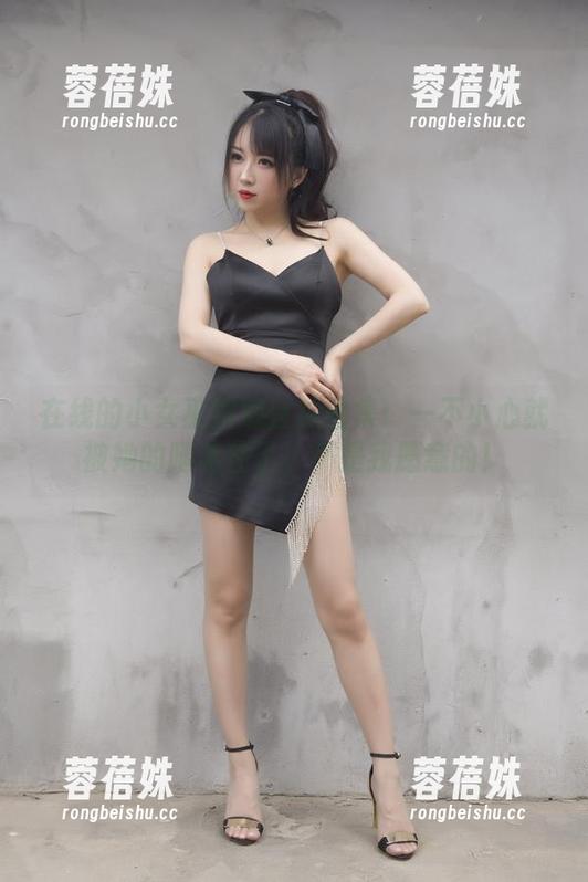 在线的小女巫露娜丝袜图集：一不小心就被她的腿迷住了，不是我愿意的！