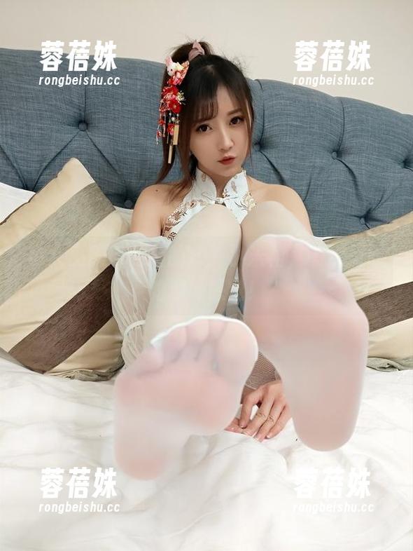 小女巫露娜私拍的户外小米裙，有点风吹的那种感觉！