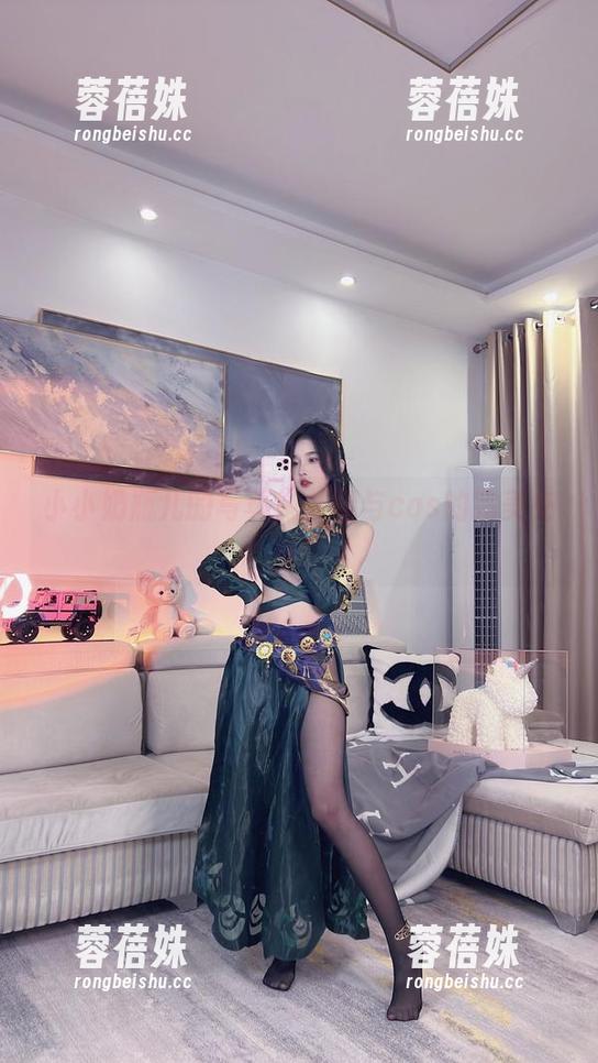 小小奶瓶儿的写真：长腿与cos的完美交锋