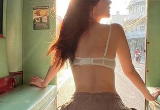 微密圈 – 就是阿朱啊的写真更新，仿佛把我带入了一个人来人往的梦境。