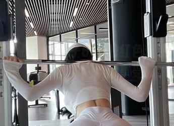 微密圈 – 探秘左公子666的红色套装：原图与写真集的双重享受