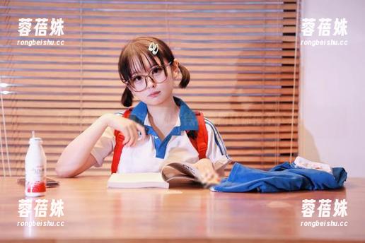 午间更衣室的魔法：幼水铃衣套图让你停不下来！