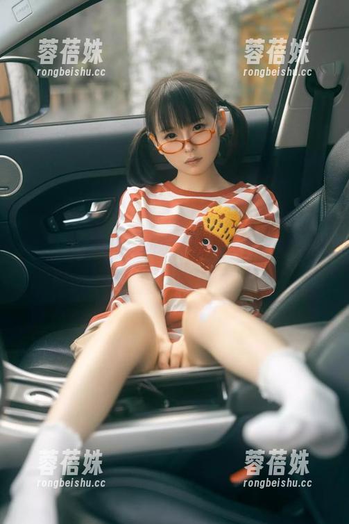福利图包揭秘！幼水铃衣穿上制服的那一瞬间…