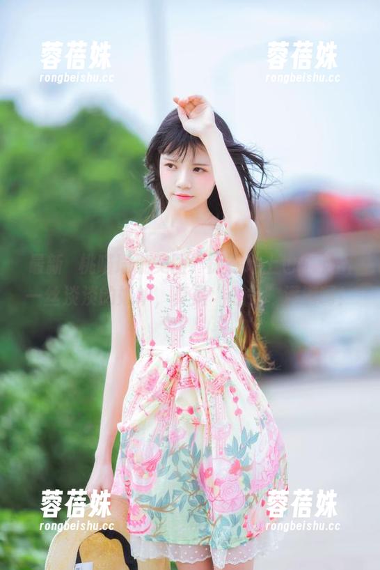 最新桜桃喵瑜伽美图，瘫在地上也能看出一丝淡淡的嫉妒，真是“仙气”满满啊！