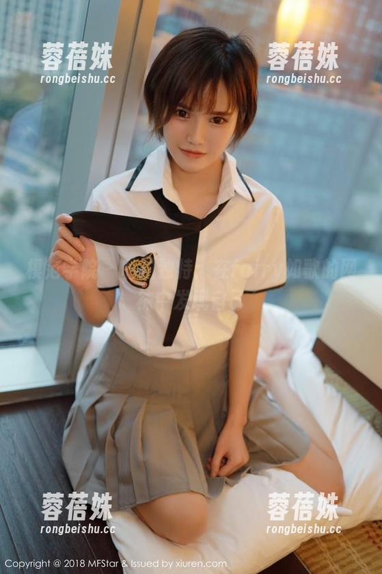 模范学院 - 私拍独特：在fairy如歌的网袜中发现自己