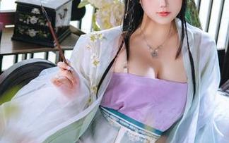 在高清原图中，樱井小莜的天雨亚子像是个迷人的谜团