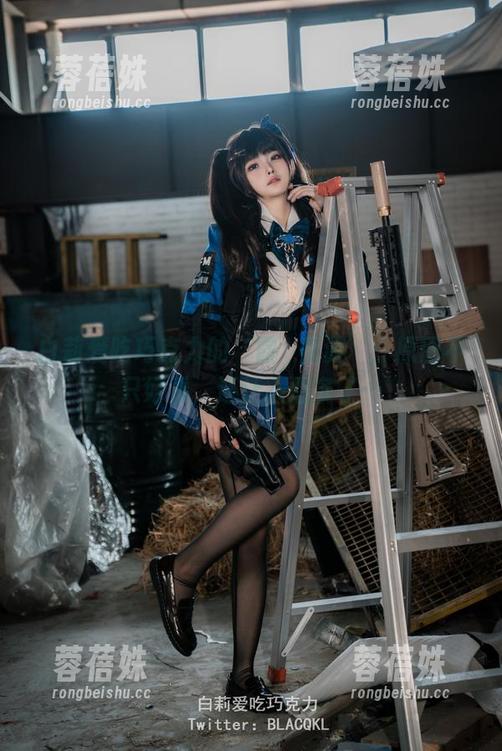 白莉爱吃巧克力的‘霞沢美游’：原图不只好看，还让人想多了…