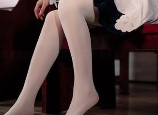 白莉爱吃巧克力的蕾姆兔女郎：不只是兔子，还是一种生活态度！