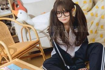 爱死神沢永莉的这组美图，ckt前开卫衣加黑丝牛仔裤，真是个什么都可以驾驭的女人！