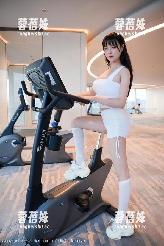 秀人网 - 奶牛之恋：李夫人私拍中的柔情细语