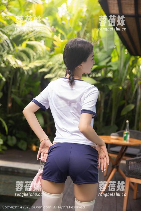 秀人网 - 果儿victoria的私拍泳衣写真：穿成这样，谁还敢问我为何不沉？
