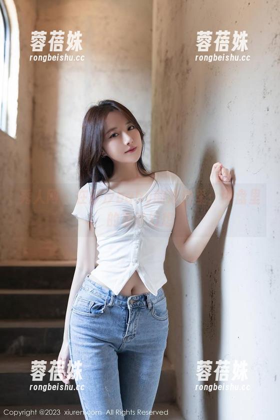 秀人网-汐汐baby 秀人网 - 在汐汐baby的泳池里:网盘里的夏季幻想