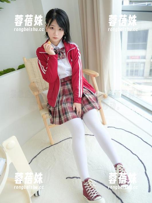 紧急企划 - 美足来袭！小恩的最新写真更新，让无数眼神都跟着移动。