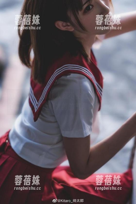 这组私拍图片让人忍不住想多看几眼，蓝白条纹袜子和绮太郎的气质合得刚刚好。