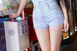 蜜桃社 – 初月制服图集新鲜出炉:看她如何把班服穿得像时尚秀场!
