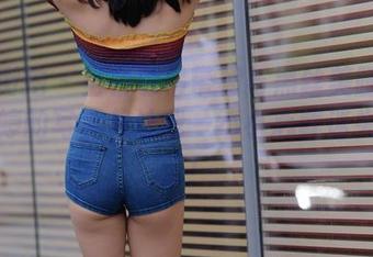 魔镜街拍 – 当白色吊带裙与黑丝美腿相遇，婷婷的写真集让我一不小心就迷失在里面！