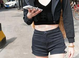魔镜街拍 – “当销售主管搭上粉裙，工作变得不再走心？快来看看婷婷的新作品集！”——更新动态