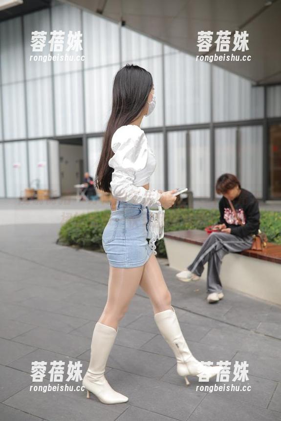 魔镜街拍-婷婷 魔镜街拍 - 婷婷的午后时光,一个包臀灰裙的故事—快来翻看原图!