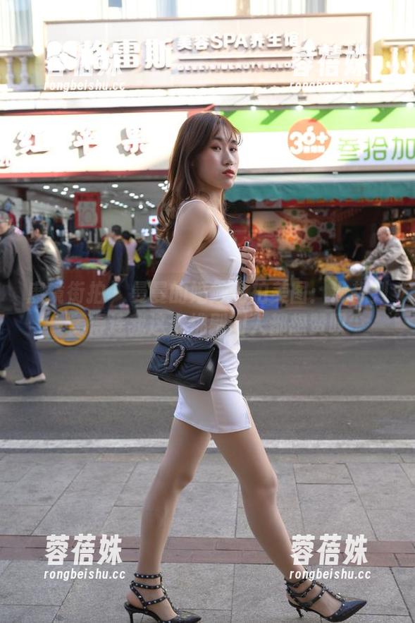 魔镜街拍 - 曼曼的婚纱私拍美图：没想到美得连我这个挑剔的人都想赞叹