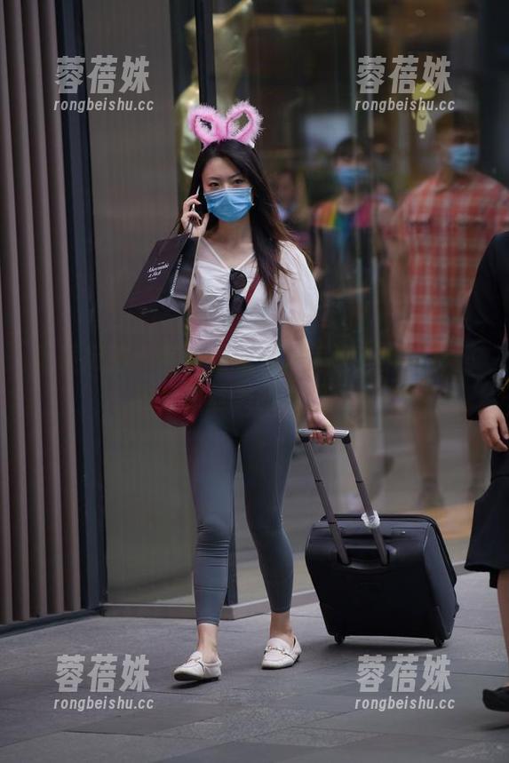 魔镜街拍 - 每次更新都是惊喜！艾小青超短裙肉丝美图大盘点！
