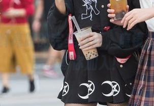 白色热裤高跟的完美邂逅，魔镜街拍写真图包等你加入！