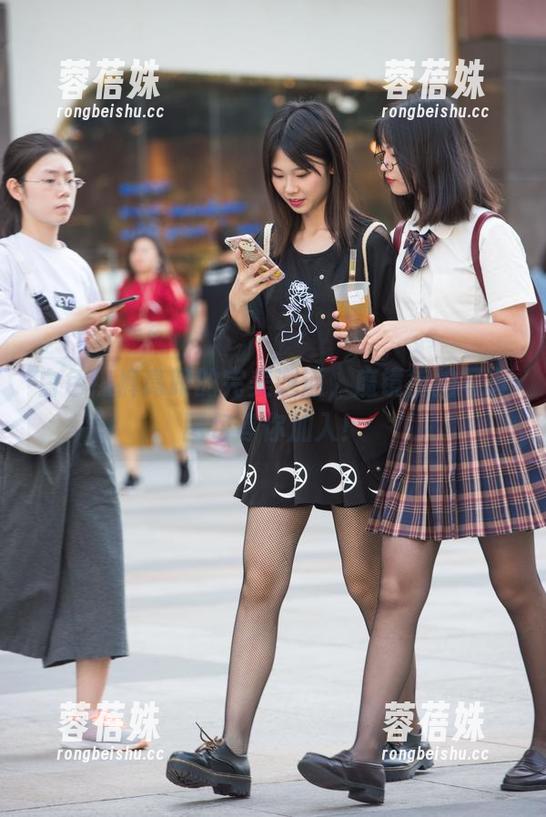 白色热裤高跟的完美邂逅，魔镜街拍写真图包等你加入！