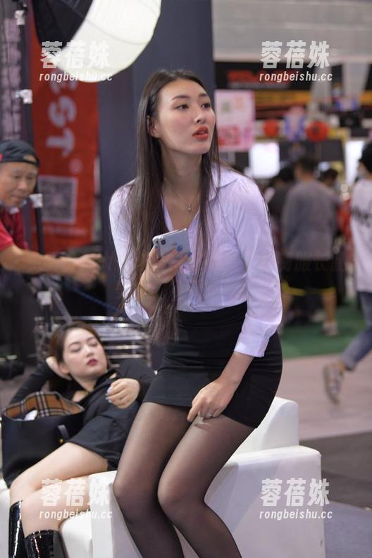 免费资源大揭秘：魔镜街拍里的制服长腿美女，不看后悔！